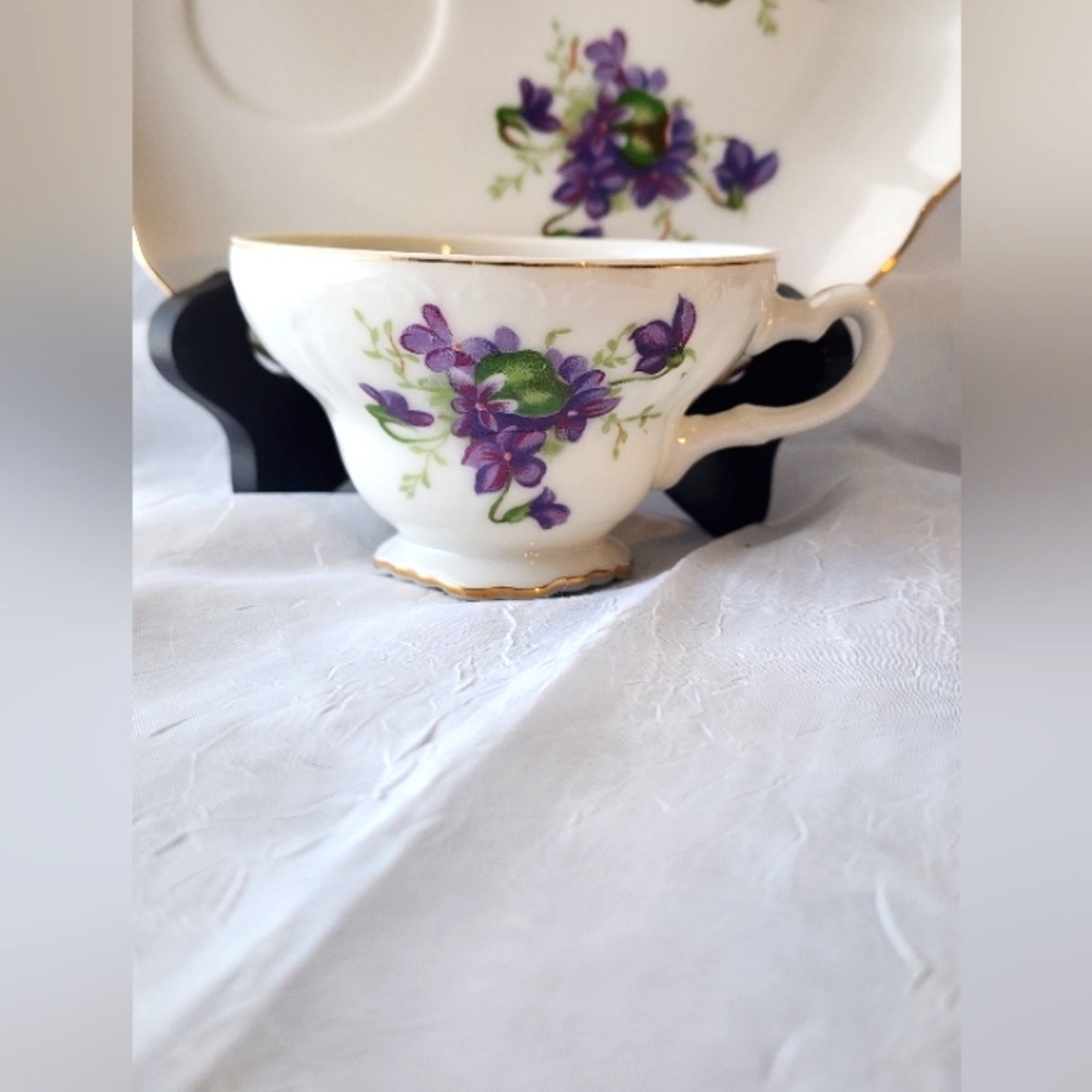 Vintage Set of (2) Purple Violet Fine Porcelain Shell Shaped Plates w. Teacups - Picture 5 of 11